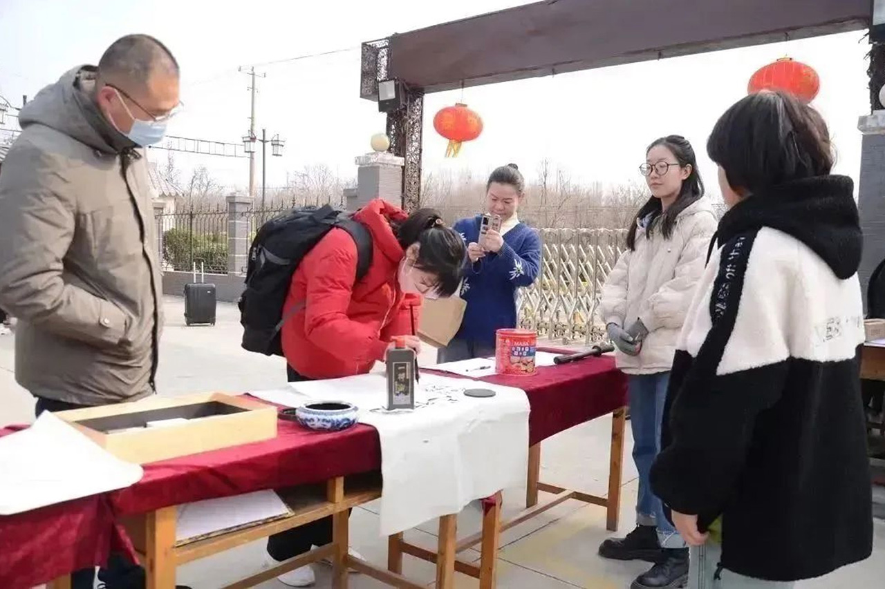 传统文化教育学校，开学典礼我们这样做......