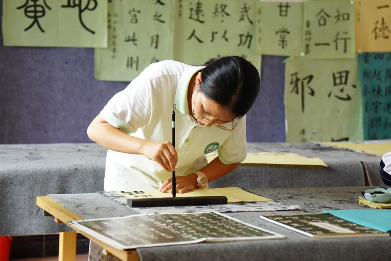 书法：凝神养气，镇定从容。